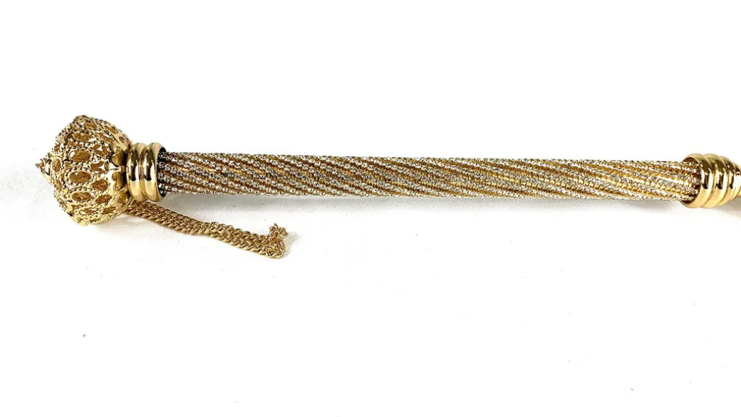 Elegante calzascarpe tempestato di migliaia di cristalli